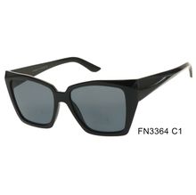 Lunettes de soleil femme de forme trapézoïdale avec des angles adoucis