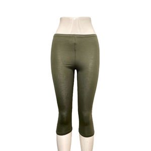 Legging court réalisé en viscose extensible d'une couleur unie