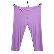 Legging court réalisé en viscose extensible d'une couleur unie