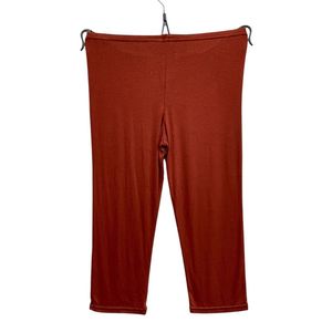 Legging court réalisé en viscose extensible d'une couleur unie