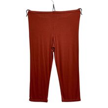 Legging court réalisé en viscose extensible d'une couleur unie