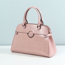 Sac à main cabas avec un décor frontal à anneau métallique