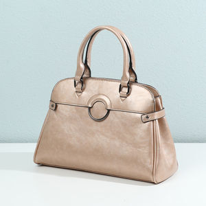 Sac à main cabas avec un décor frontal à anneau métallique