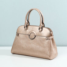 Sac à main cabas avec un décor frontal à anneau métallique