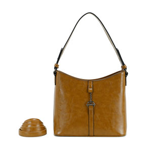 Sac à main hobo en simili cuir avec un pendentif à fermoir toggle
