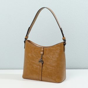 Sac à main hobo en simili cuir avec un pendentif à fermoir toggle
