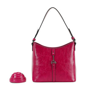 Sac à main hobo en simili cuir avec un pendentif à fermoir toggle