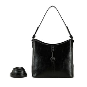 Sac à main hobo en simili cuir avec un pendentif à fermoir toggle