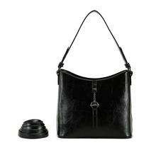 Sac à main hobo en simili cuir avec un pendentif à fermoir toggle