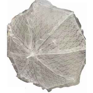 Ombrelle faite avec une belle dentelle de couleur blanche