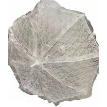 Ombrelle faite avec une belle dentelle de couleur blanche