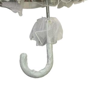 Ombrelle faite avec une belle dentelle de couleur blanche