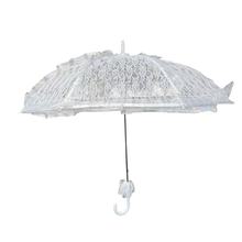 Ombrelle faite avec une belle dentelle de couleur blanche