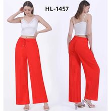 Pantalon coupe large fluide marqué par des plis fins et verticaux