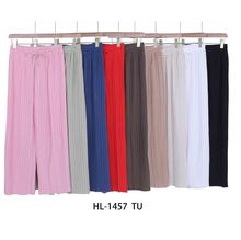 Pantalon coupe large fluide marqué par des plis fins et verticaux