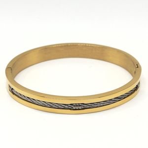 Bracelet en acier inoxydable doré avec un câble tressé