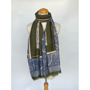 Écharpe légère à motifs – élégance estivale