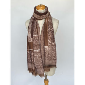 Écharpe légère à motifs – élégance estivale