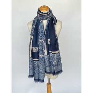 Écharpe légère à motifs – élégance estivale