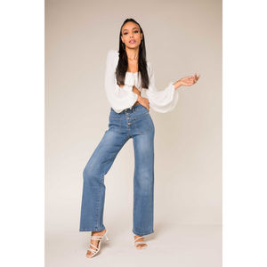 Jean taille haute flare avec 4 boutons et poches plaquées