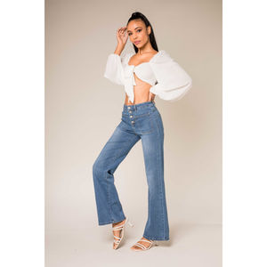 Jean taille haute flare avec 4 boutons et poches plaquées