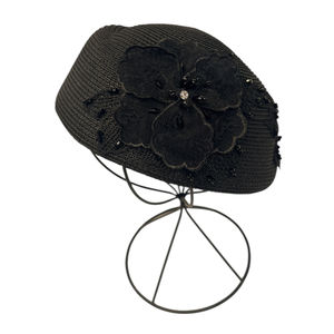 Chapeau tressé en paille de papier avec une décoration florale