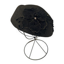 Chapeau tressé en paille de papier avec une décoration florale