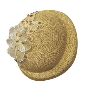 Chapeau tressé en paille de papier avec une décoration florale