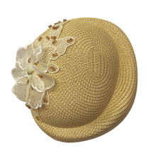 Chapeau tressé en paille de papier avec une décoration florale