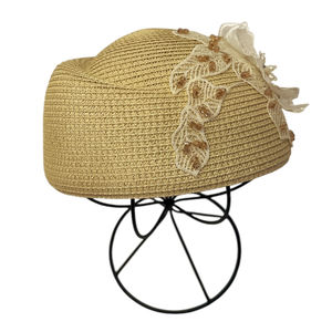 Chapeau tressé en paille de papier avec une décoration florale