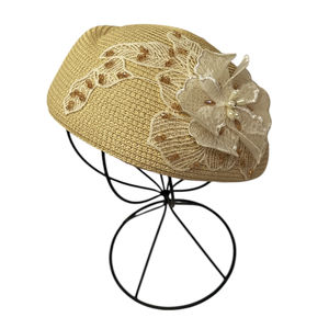 Chapeau tressé en paille de papier avec une décoration florale