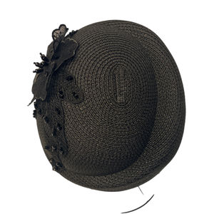 Chapeau tressé en paille de papier avec une décoration florale