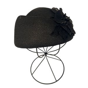 Chapeau tressé en paille de papier avec une décoration florale