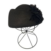 Chapeau tressé en paille de papier avec une décoration florale