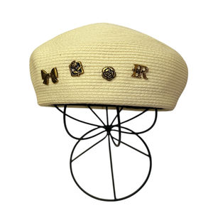 Béret en paille de papier avec des mini-embellissements dorés