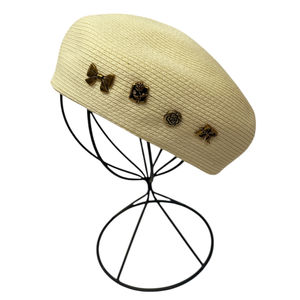 Béret en paille de papier avec des mini-embellissements dorés