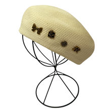 Béret en paille de papier avec des mini-embellissements dorés