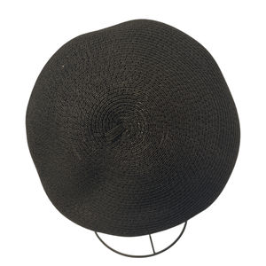 Béret en paille de papier avec des mini-embellissements dorés