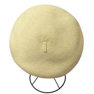 Béret en paille de papier avec des mini-embellissements dorés