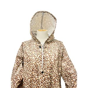 Poncho de pluie avec une capuche