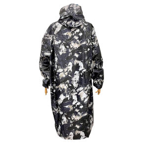 Poncho de pluie avec une capuche