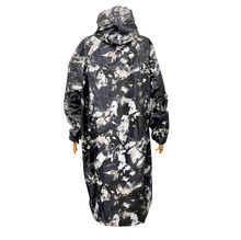 Poncho de pluie avec une capuche