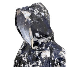 Poncho de pluie avec une capuche