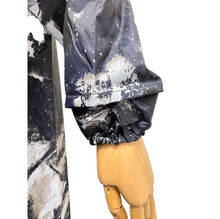 Poncho de pluie avec une capuche