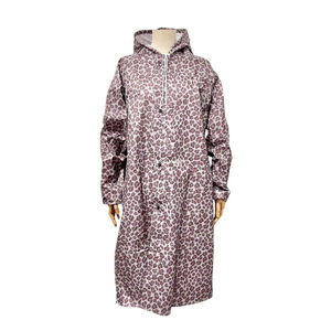 Poncho de pluie avec une capuche