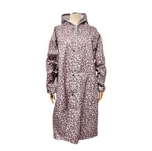 Poncho de pluie avec une capuche