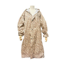 Poncho de pluie avec une capuche