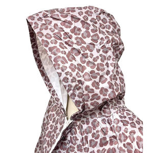 Poncho de pluie avec une capuche