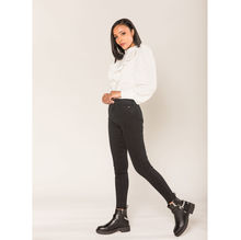 Pantalon jean skinny avec détail effiloché en bas