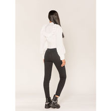 Pantalon jean skinny avec détail effiloché en bas